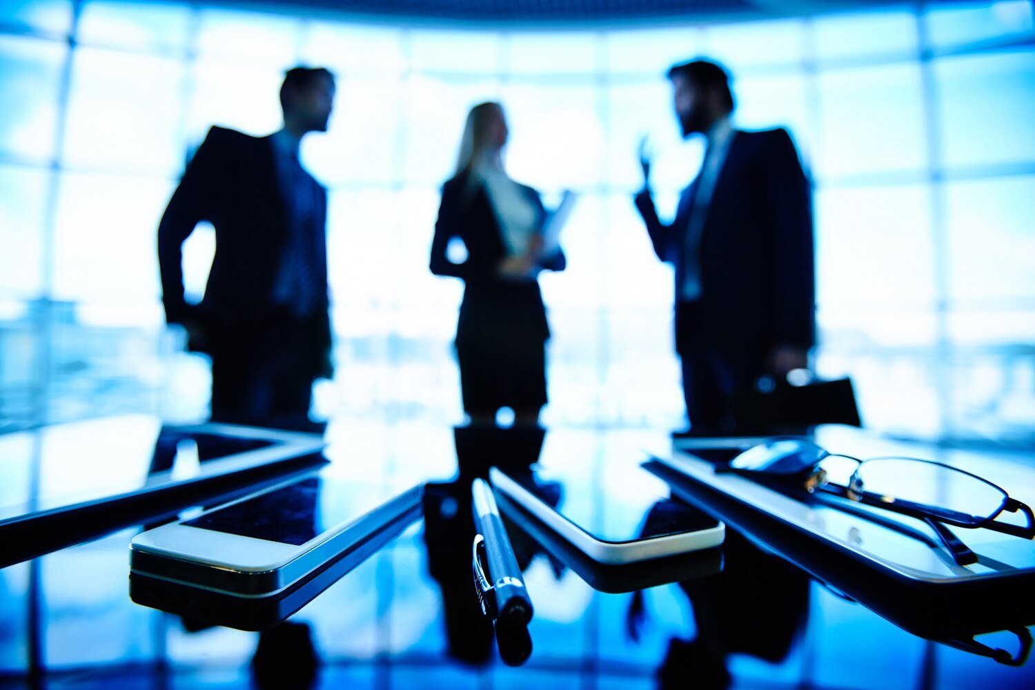 close-up-mobile-phones-with-pen_1098-2596